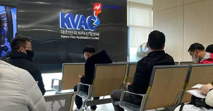 Nhân viên trung tâm du học được KVAC cấp phép nộp visa thay học sinh